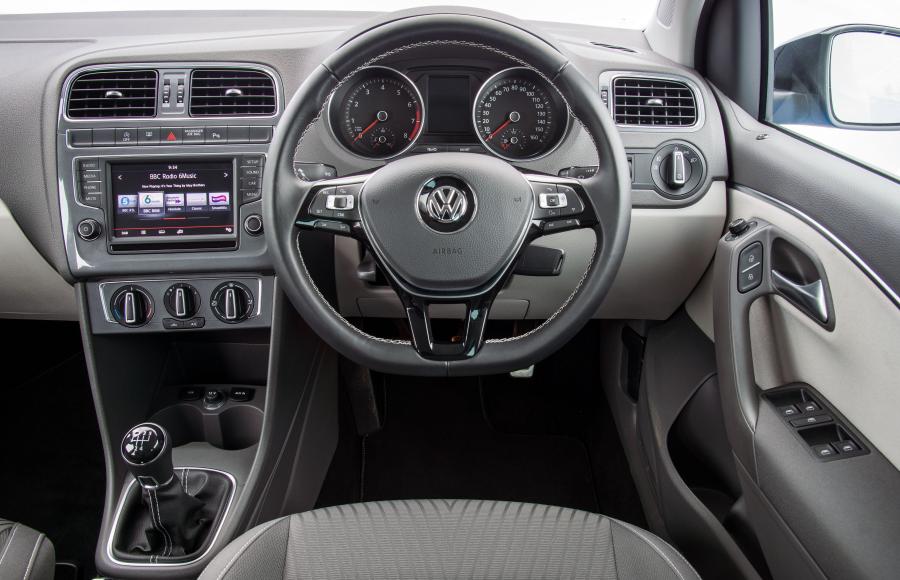  Volkswagen Polo 5-Door 2014 года  (UK) (фото 17 из 20)